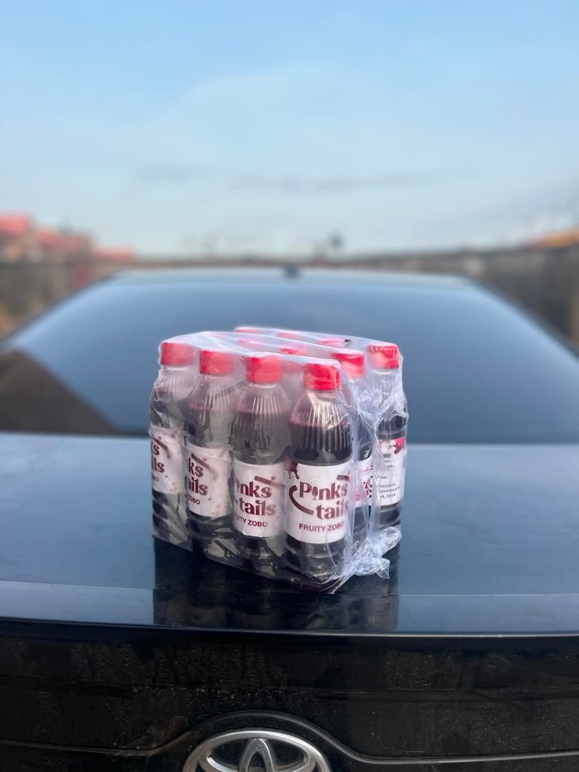 Another day to show you what you’re missing if you’ve not tried our zobo🫵🏿 We currently have two and half packs of the mini bottles A full pack -4,800 Half pack -2,500 Pickup option is available at Unilag first gate. @deyola_a @BigBadReni @zainy_dammy @bigmanfarouk @_DammyB_