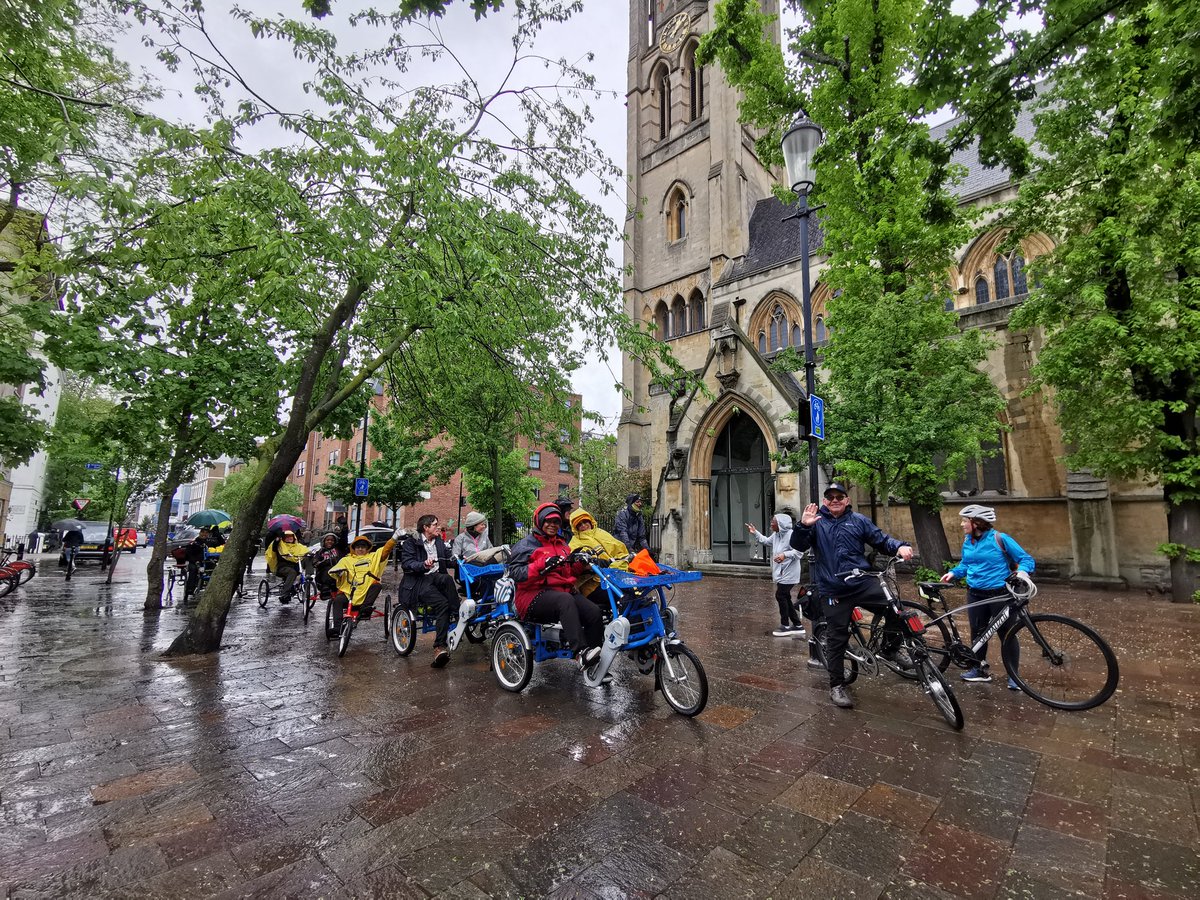 Thank you to @veoliauk for funding us and @fixedfun and @Bikeworksuk for the superbe marshalling. #PositiveSpin travelled 7 miles from #wormwoodscrubs to #kensingtonpalace in the rain and the cold. None of us would have missed it for the world @doryitsme