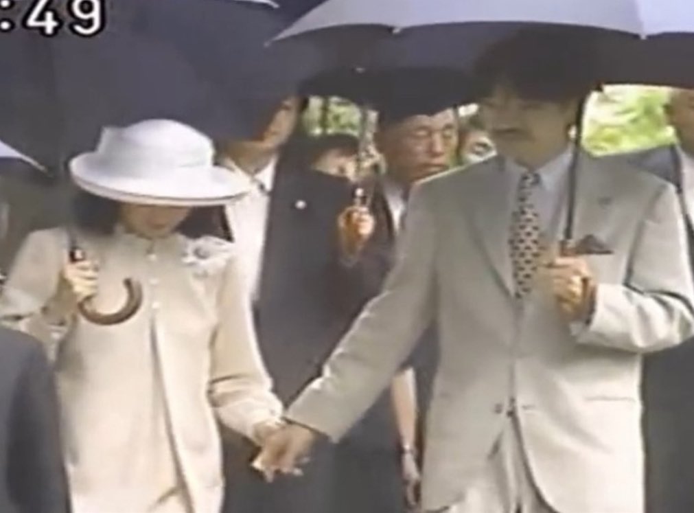 @EuruDK この時、紀子さまは御懐妊中。雨で足元が危ないから殿下が手を繋いであげていらっしゃる。ナルマサにこんなシーンは一度もなかったね。