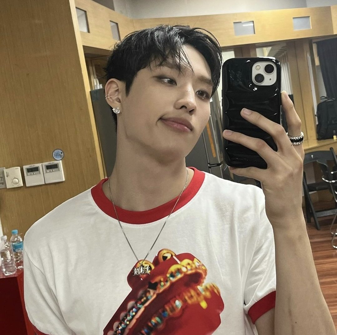 yechan wearing the ringer t-shirt from utop1a md and coupling phone case with keeho~! 

#P1Harmony #피원하모니 #기호