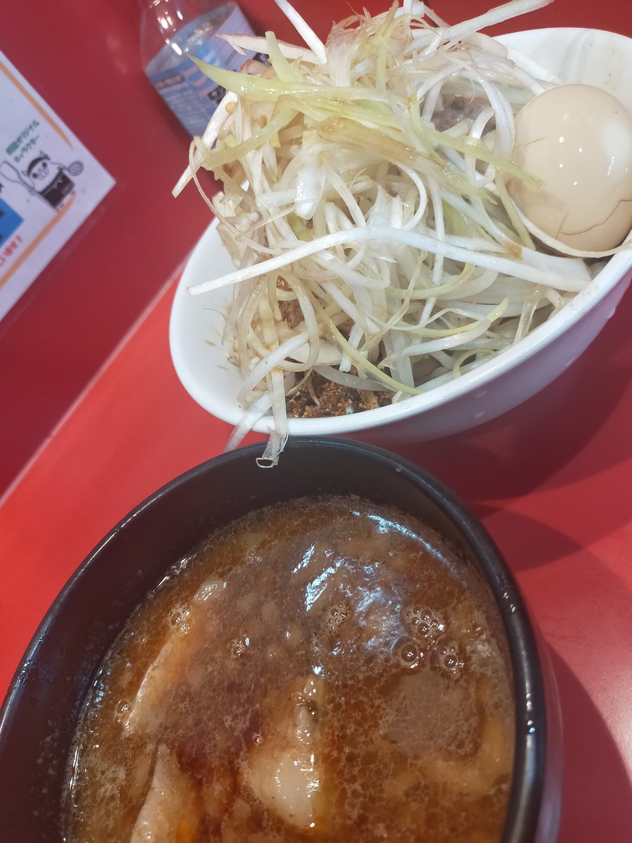 麺屋桐龍さんへ！
3年ぶり2回目でした。
食券買ってアナウンス通りに赤い丸に沿って並んだら違ったようで、椅子に書いてある番号の通り並ぶそうです。えっ？て顔で見られました。知ってたら誰か教えてよん。
辛いつけ麺は最高でした！
武丸が恋しいよー！