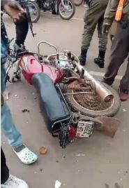 DailyMonitor's tweet photo. A car has this morning knocked a boda boda rider dead along Mukwano road. According to the eyewitnesses, the deceased was riding against traffic in a one-way at Mukwano-Kibuli junction. @Sserugopeter8 #MonitorUpdates https://t.co/zRiEpePRwJ