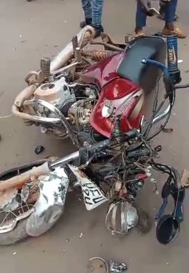 DailyMonitor's tweet photo. A car has this morning knocked a boda boda rider dead along Mukwano road. According to the eyewitnesses, the deceased was riding against traffic in a one-way at Mukwano-Kibuli junction. @Sserugopeter8 #MonitorUpdates https://t.co/zRiEpePRwJ