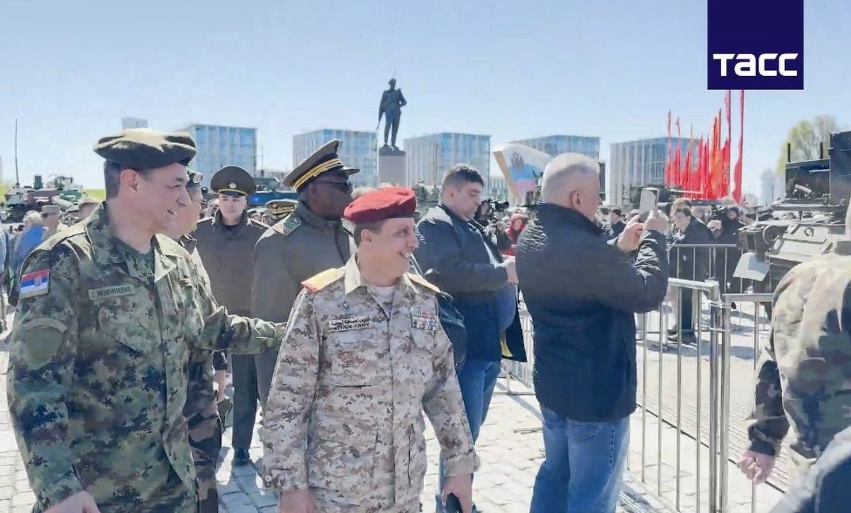 🚨🇷🇺🇾🇪 YEMENI & SERBIAN military officials laugh at CAPTURED NATO equipment in RUSSIA.