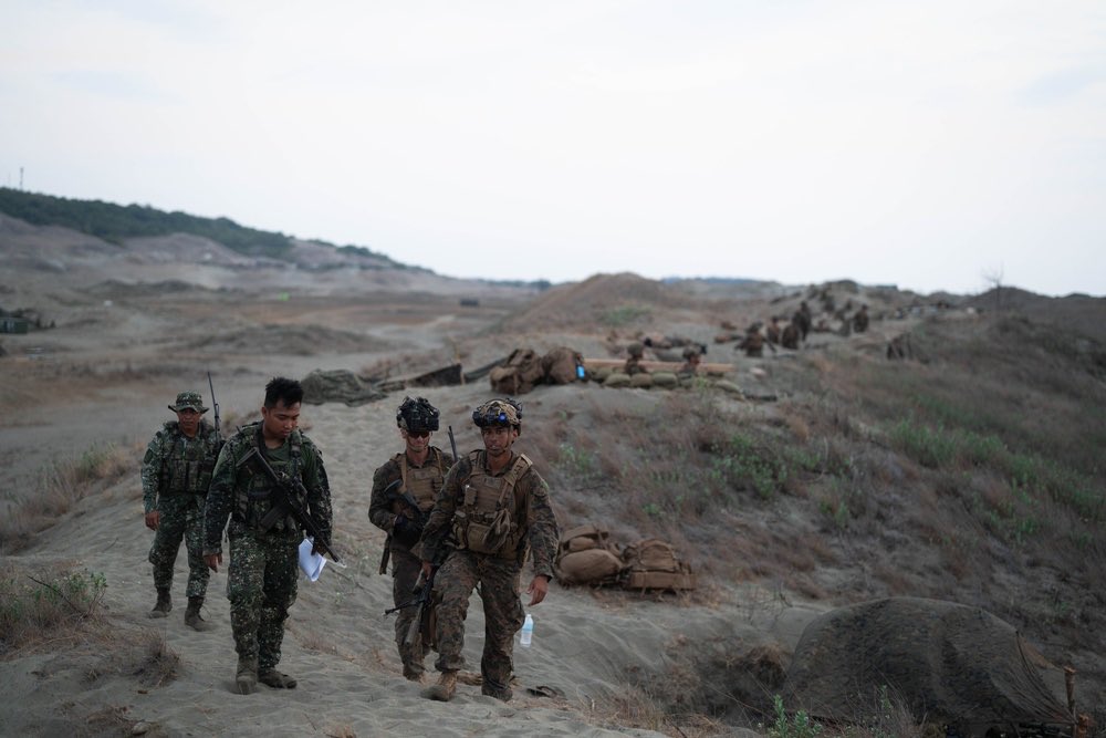 The 3d Marine Littoral Regiment digs in for a counter-landing exercise during Balikatan 2024 at the La Paz Sand Dunes in Northern Luzon. In this live-fire drill, 🇵🇭🇺🇸 forces will push a simulated foe back into the sea using artillery, armor, and air assets.