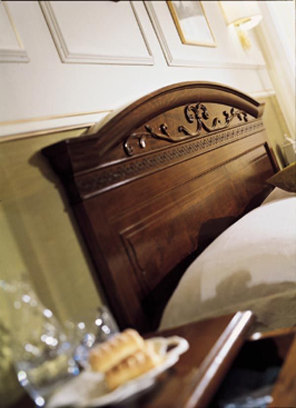 #CollezioneAMALFI: l’esaltazione dello #stileclassico #MADEINITALY.
#AMALFIcollection: the exaltation of the #classicstyle #MADEINITALY.
@ziliomobili #chest #comò #bedroom #cameradaletto #walnut #noce #handcrafted #artigianale #nightstand #comodino #wardrobe #armadio #bed #letto
