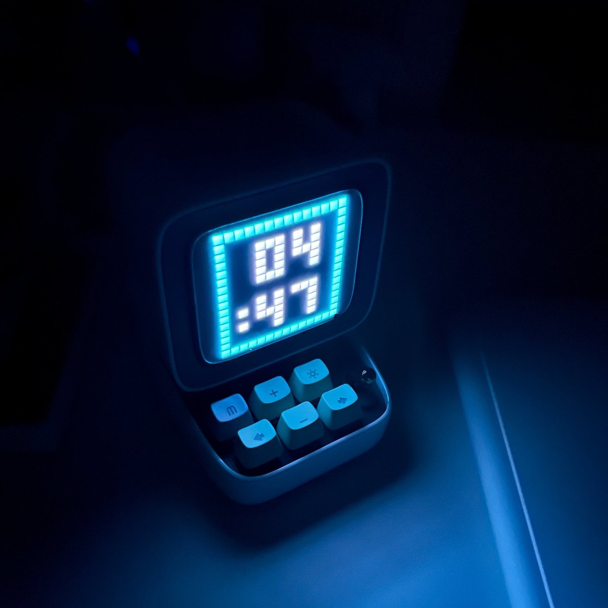 lookkaewlapp's tweet image. ลำโพงของ Divoom ใครชอบ Pixel art ห้ามพลาด น่ารักมากก จะแต่งภาพเอง/ดาวโหลดในแอปก็ได้ เสียงถือว่าดีมาก มีไมค์ รับโทรศัพท์ได้ เสียงชัด และยังมีเกมส์ให้เล่นแก้เบื่อด้วยนะ ส่วนตัวใช้มา1-2ปีแล้ว ยังใช้ได้ดี จะมีแบตเสื่อมลงบ้าง
: s.lazada.co.th/s.MZPuC?cc
: shope.ee/20ZF54DDI8