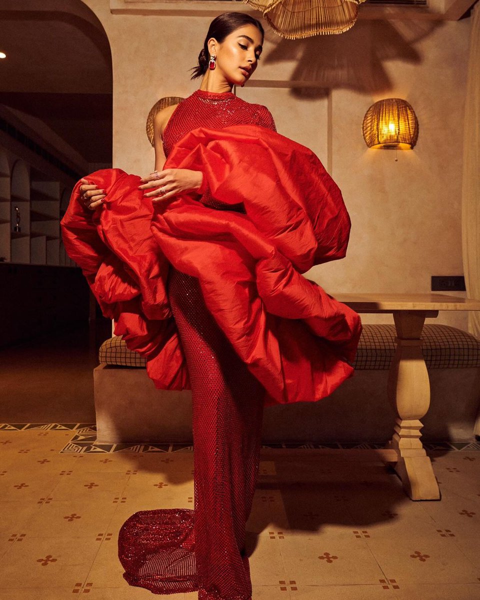 #PoojaHegde glowing in Red 😍❤️.
#Poojahegdehot #Actress #Beast #RadheShyam #HouseFull4 #bollywoodactress