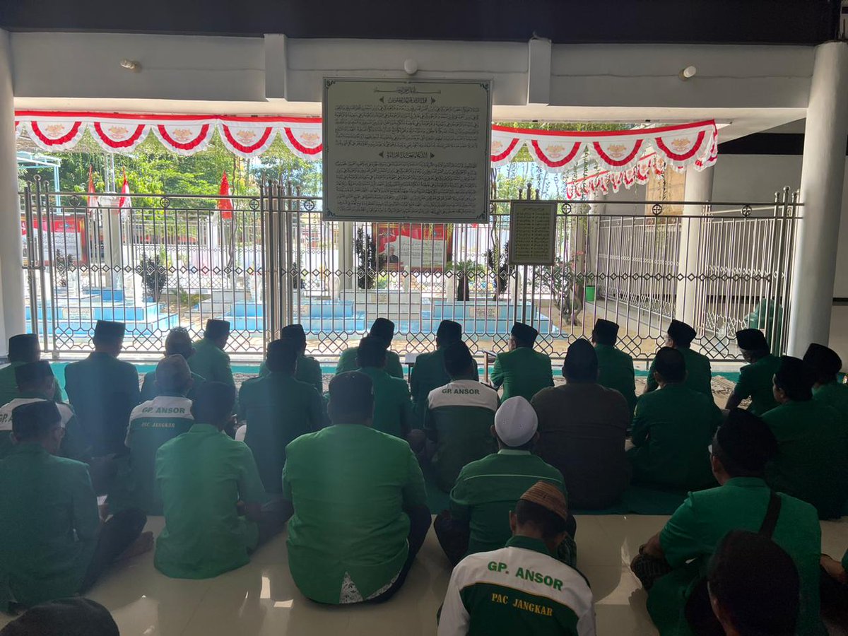 amrudinnejad_'s tweet photo. Ziarah Makbarah Romo KHR. As'ad Syamsul Arifin, Sukorejo, Situbondo salah satu rangkaian gelaran kirab napak tilas menuju Lubang Buaya Cemetuk Banyuwangi dalam rangka Harlah Ke-90 GP Ansor #Harlah90GPAnsor https://t.co/31sHaegw7l