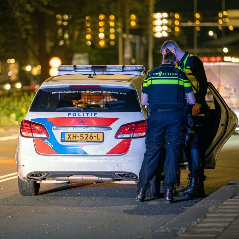 112meerlanden's tweet photo. #Amsterdam - Politie houdt tweetal met getrokken wapens aan - https://t.co/42ayq2lB0J - #vlnnieuws https://t.co/pydj1f8Krt