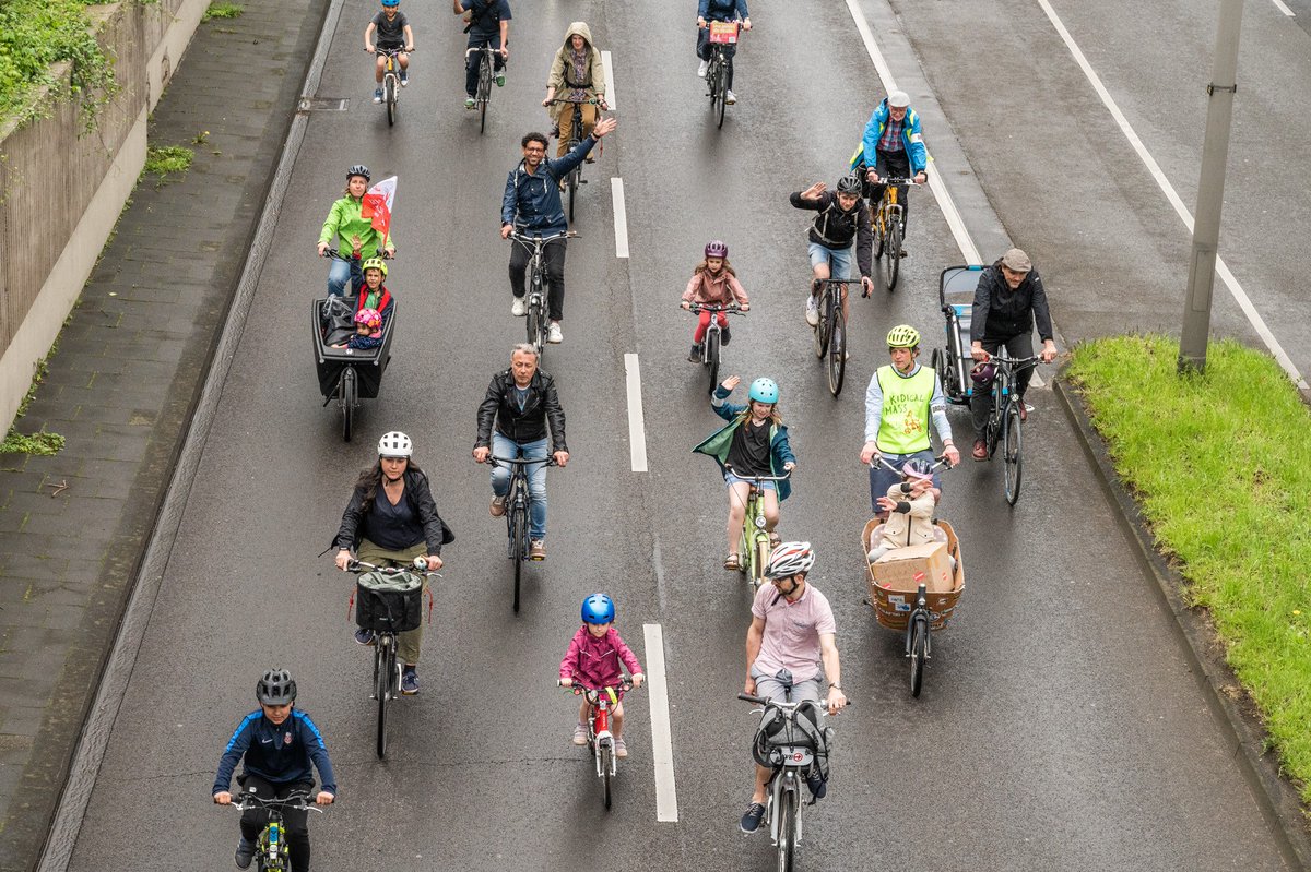 KinderaufsRad's tweet image. Wenn Kinder sich sicher und selbständig auf dem Fahrrad bewegen, macht das sehr glücklich! 
Nach vielen #Schulstraßen Aktionen steht dieses WE im Zeichen der #KidicalMass, für ein kinderfreundliches Straßenverkehrsgesetz und Radwege, die sicher sind.
kinderaufsrad.org
