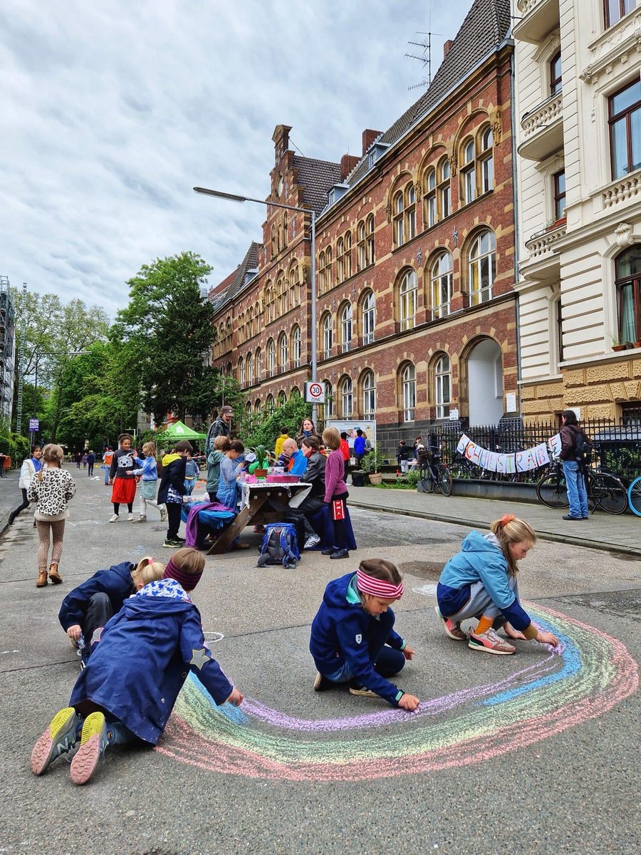 KinderaufsRad's tweet image. Wenn Kinder sich sicher und selbständig auf dem Fahrrad bewegen, macht das sehr glücklich! 
Nach vielen #Schulstraßen Aktionen steht dieses WE im Zeichen der #KidicalMass, für ein kinderfreundliches Straßenverkehrsgesetz und Radwege, die sicher sind.
kinderaufsrad.org