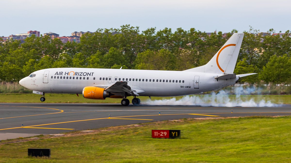 Y tras la salida del SkyUp, llegaba a @aparayas, procedente de Alicante con el @elchecf Elche CF a bordo para su partido contra el @realracingclub, este Boeing 737-400 de Air Horizont con 31 añitos a sus espaldas.