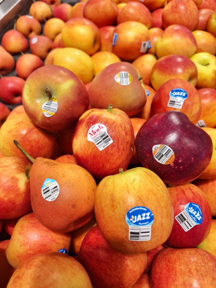 ✋️ Stickers on fruits are the sneaky plastic that sometimes overlooked and considered contamination in FOGO bins! Remember to take them off before adding fruit peel to compost #compost #foodwaste #plastic #fruit