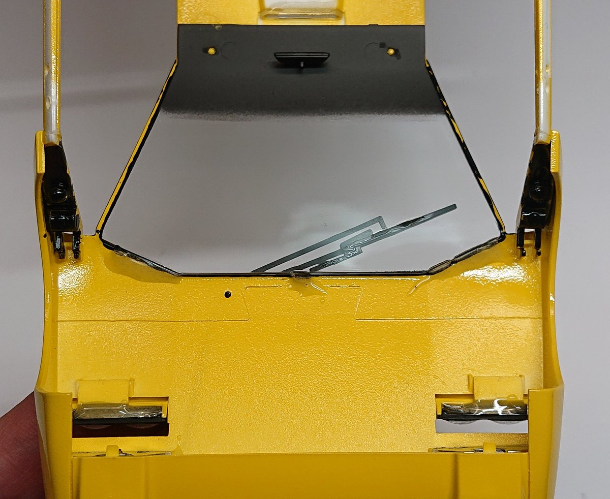 SOF_Shizuoka's tweet image. #2mgandini
細々したパーツは割り箸＋両面テープで保持して一気にスプレーで塗装しました。ボディの窓枠はマジックリンで修正が効くクレオスの水性ブラックサーフェイサー筆塗りです。ボディ裏側に接着するパーツは少量のプラ用セメント＋エポキシ接着剤盛り補強でガッチリ固定しました。