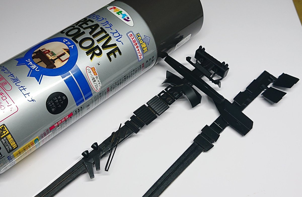 SOF_Shizuoka's tweet image. #2mgandini
細々したパーツは割り箸＋両面テープで保持して一気にスプレーで塗装しました。ボディの窓枠はマジックリンで修正が効くクレオスの水性ブラックサーフェイサー筆塗りです。ボディ裏側に接着するパーツは少量のプラ用セメント＋エポキシ接着剤盛り補強でガッチリ固定しました。