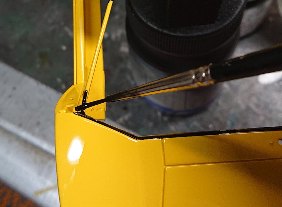 SOF_Shizuoka's tweet image. #2mgandini
細々したパーツは割り箸＋両面テープで保持して一気にスプレーで塗装しました。ボディの窓枠はマジックリンで修正が効くクレオスの水性ブラックサーフェイサー筆塗りです。ボディ裏側に接着するパーツは少量のプラ用セメント＋エポキシ接着剤盛り補強でガッチリ固定しました。