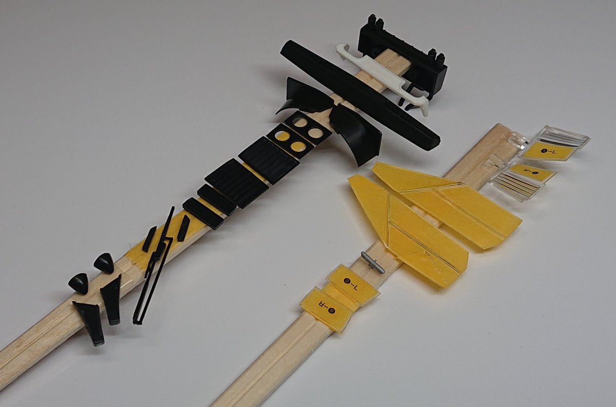 SOF_Shizuoka's tweet image. #2mgandini
細々したパーツは割り箸＋両面テープで保持して一気にスプレーで塗装しました。ボディの窓枠はマジックリンで修正が効くクレオスの水性ブラックサーフェイサー筆塗りです。ボディ裏側に接着するパーツは少量のプラ用セメント＋エポキシ接着剤盛り補強でガッチリ固定しました。