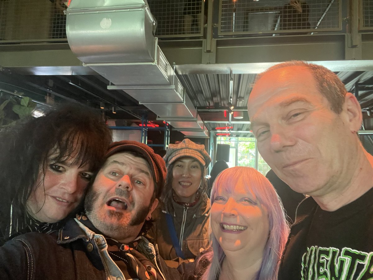 Lisathedon's tweet photo. Eindhoven Fuzz Club Day 1 #effenar #fuzzclub #eindhoven https://t.co/wsPsFM5LA7