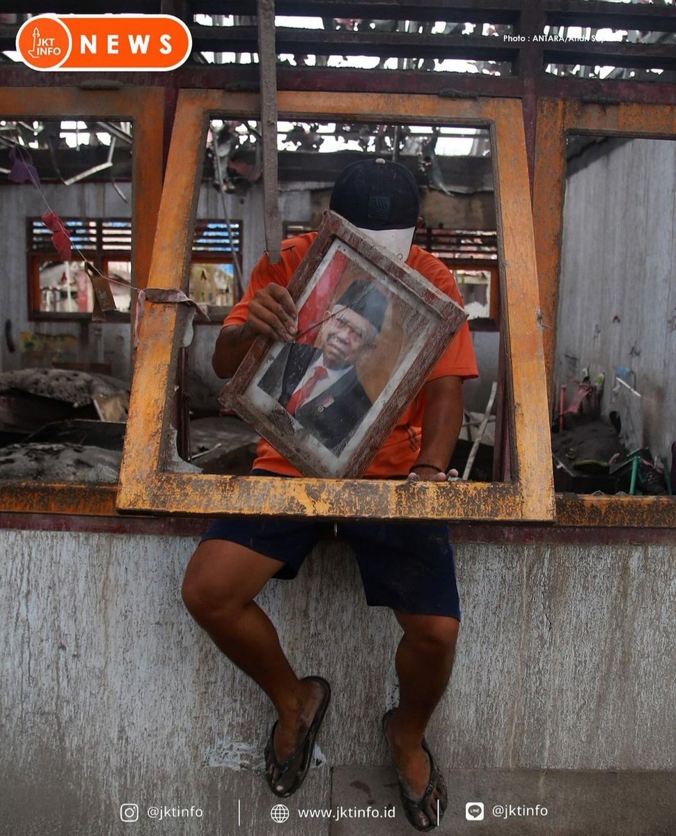 Epic moment Terpantau seseorang sedang menyelamatkan foto Maruf Amin dari sebuah bangunan yang terdampak letusan Gunung Ruang Jangan tanya foto yang lain, bisa saja kameraman terlewatkan atau kondisinya sudah rusak Semoga bencana ini berakhir segera