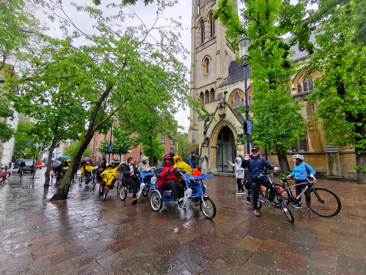 The crew who braved a rainy cold afternoon in May for our 2nd #PositiveSpin ride with @lbhf residents and their friends, travelling out of borough to #KensingtonPalace @ChelFulhamBen @TriciaQuigley @EmmaApthorp @n_souslous @Bikeworksuk @TomFyans @Innov_Dementia