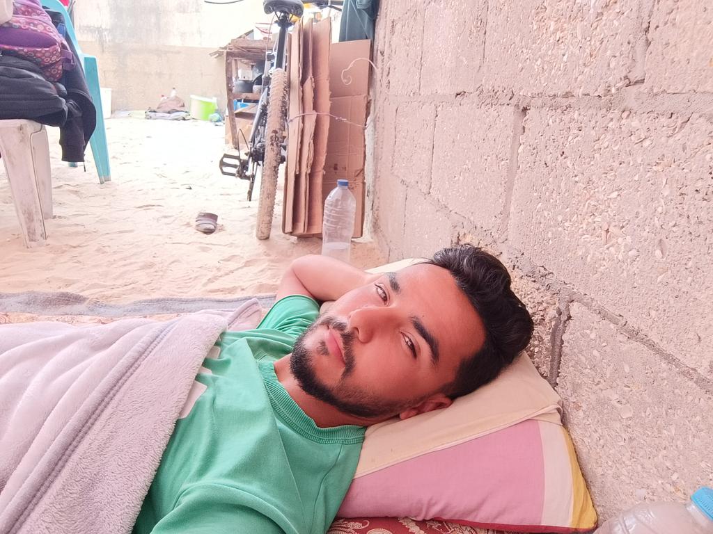 mohmaad_fayz99's tweet image. My family and I live in this tent in the Gaza Strip in the middle of the war and we need your help, my friends