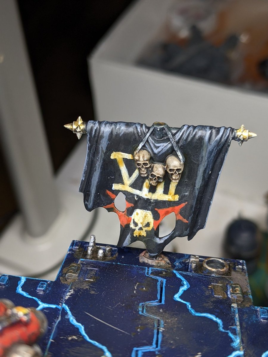 Freehanding is intimidating but I'm really enjoying the results. I feel like I captured a very Blanchitsu feeling with this banner.

#nightlords #chaosspacemarines #WarhammerCommunity #warhammer40k