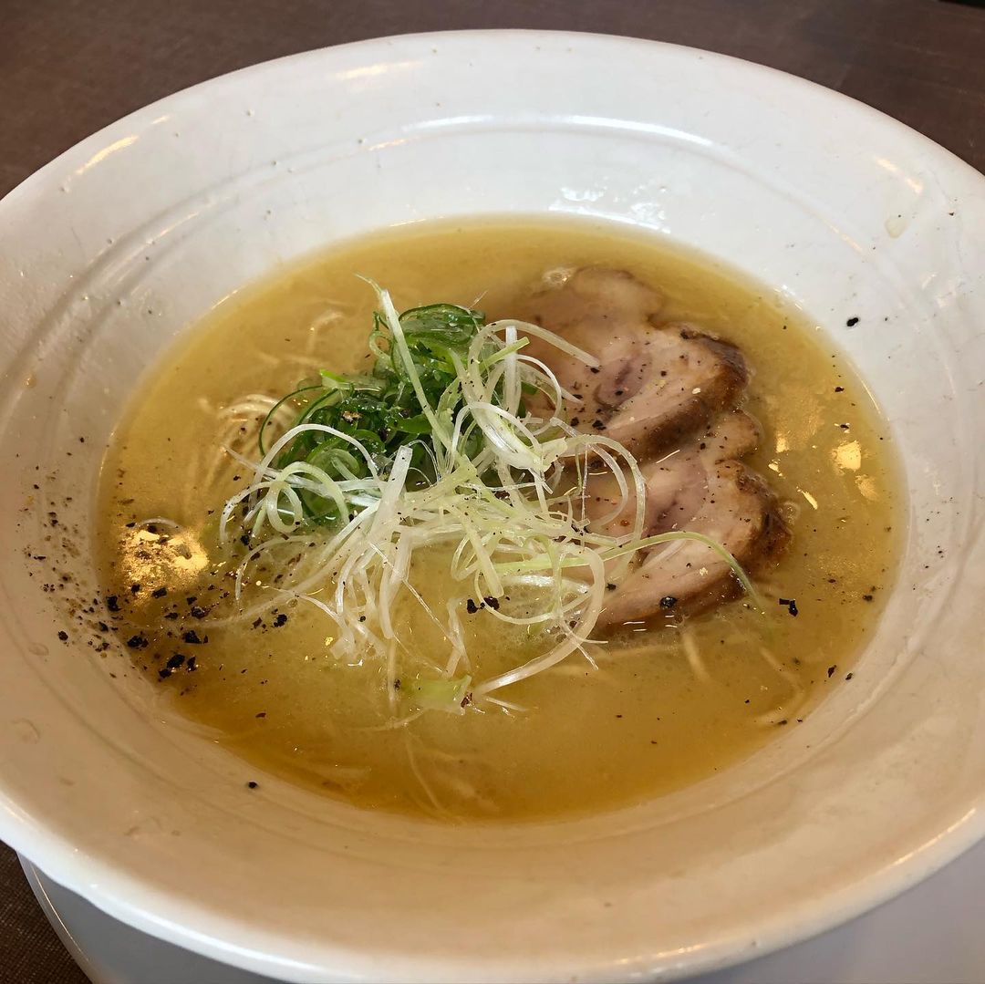 rpuertas008's tweet photo. 天垣内ラーメン星と月長男バイクが帰ってきたのでランチ、💨うどんの美味さんが「末治」と「切れを買い占められ、終了させていただきます」に行くのはさすが人気店。そこからさらに20キロ北上し、以前から気になっていた「天垣内ラーメン星と月」に来ると、星ラーメン、月ラーメン、太陽ラーメン、 https://t.co/Ag8pzEyz6u