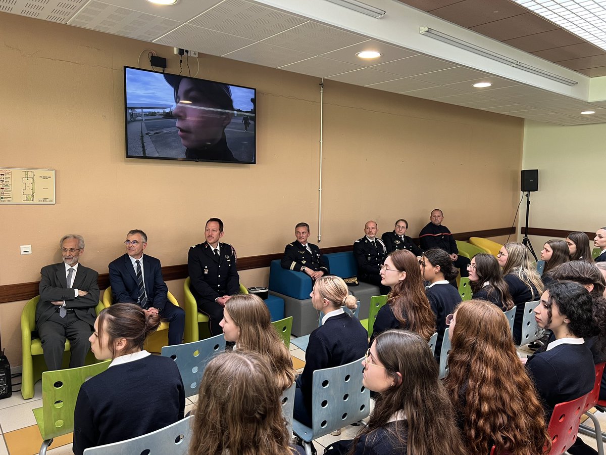 145 jeunes volontaires du service national universel #SNU🇫🇷 terminent leur séjour dans l’#Eure

Le sous-préfet d’#Évreux a salué leur #engagement au lycée Modeste-Leroy👏

▶️Prochaine étape pour eux : une mission d’intérêt général.

ℹ️ snu.gouv.fr