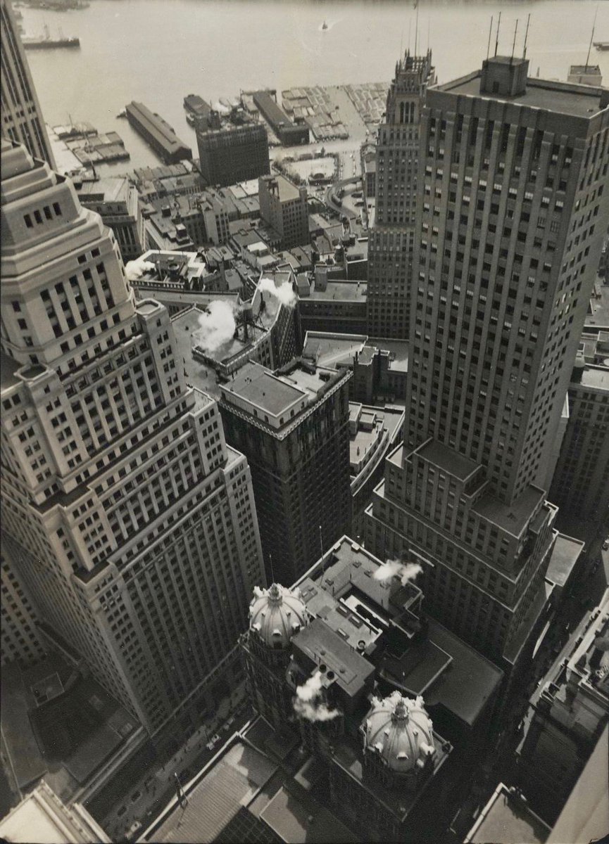 #OTD in 1938
🧵👇
‘Waterfront: From Roof of Irving Trust Co. Building’
Photograph by Berenice Abbott (1898-1991)
#photographyart #photographers #urbanphotography #skyscrapers #waterfront #NYharbor #docks #blackandwhitephotography #architecture #LowerManhattan #FinancialDistrict