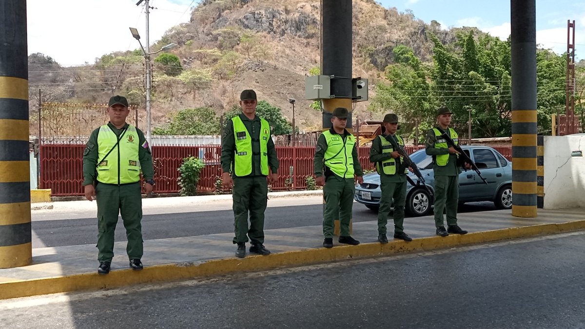 La #FANB a través de la ZODI Guárico, junto a los #OSC , Frente Preventivo y Gestión de Riesgo, continúan desplegados a lo largo y ancho del estado Guárico, garantizando la Seguridad y Tranquilidad al Pueblo Guariqueño. #GuáricoSeguro