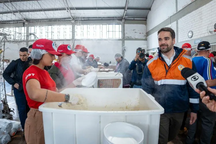 O MST é o Nordeste ajudando as vítimas das enchentes no Rio Grande do Sul e os políticos da extrema-direita postando Fake news nas redes sociais. O Bolsonarismo é perverso!