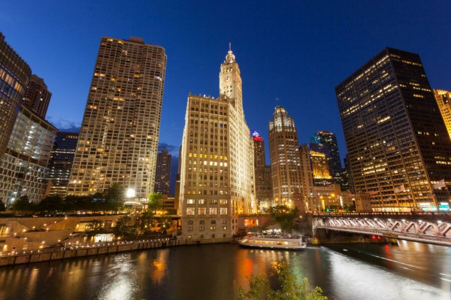 Dreaming of moving to Chicago?  From its world-renowned cuisine and vibrant music scene to its stunning seasons and affordable living, the Windy City calls!  #ChicagoLiving #WindyCityDreams
