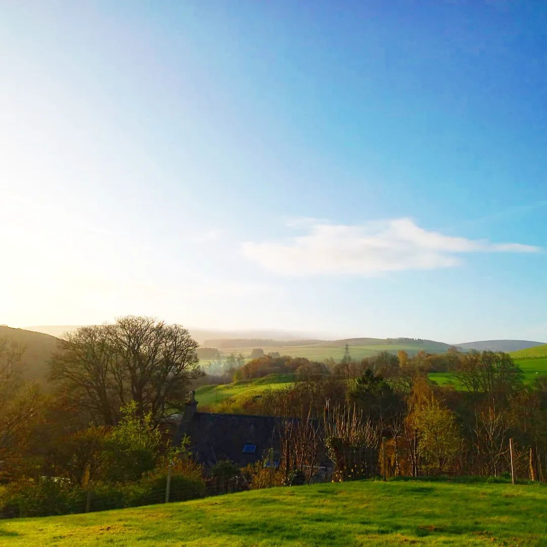 Wake up in Moray Speyside and experience the serenity of our beautiful landscape 🥰☮️ #EscapeYourEveryday Our region is the perfect place to escape your routine, get out in nature and recharge your batteries. bit.ly/3h6BWcZ 📌 - Dufftown 📷 - demsxphotography (IG)