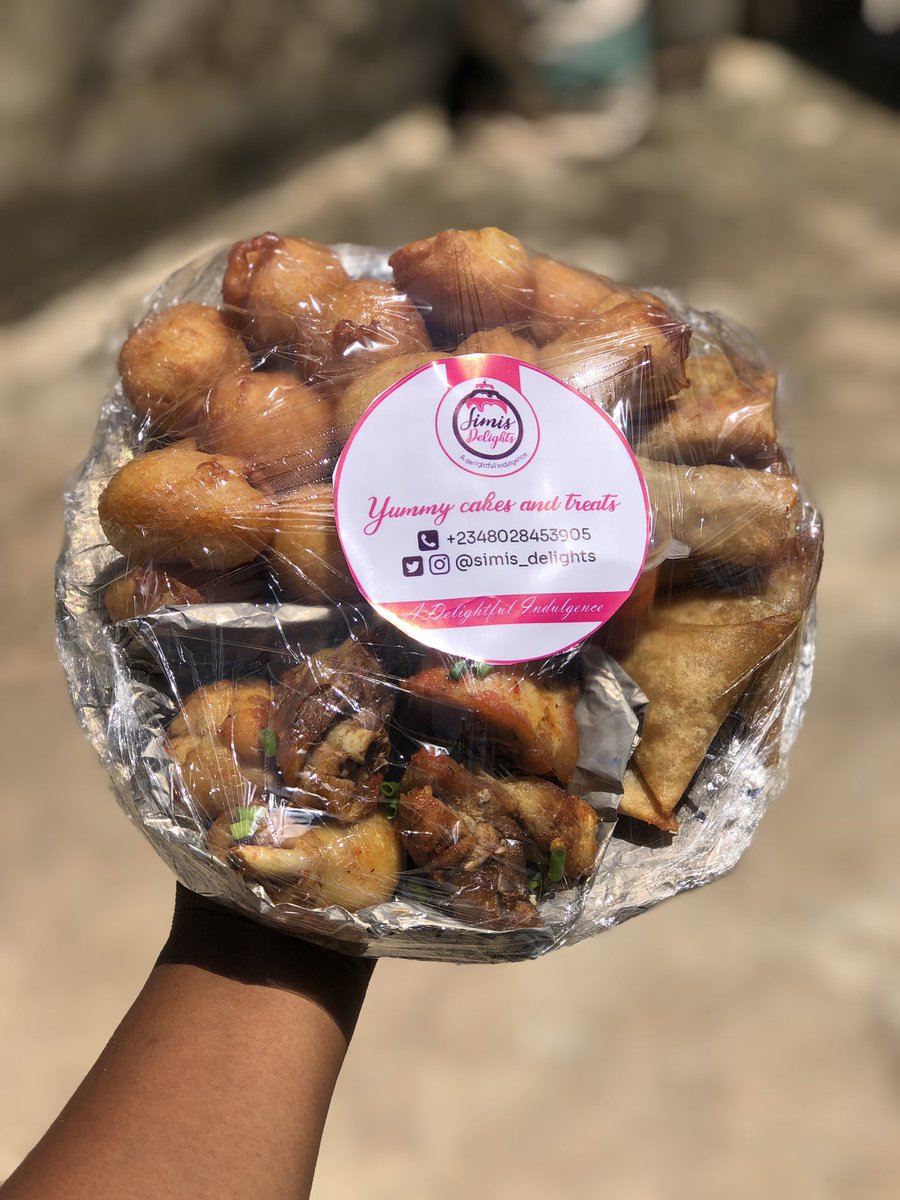 Small chops platter 😁 Price:7500n Consists of 5springroll,5samosa,20puffpuff puff and 5peppered chicken with pepper sauce.