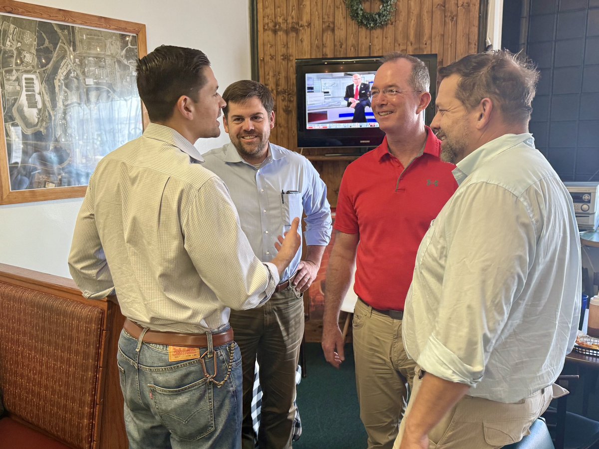 I had a great lunch with great people at Smokin' Eddie’s BBQ in Louisa. If you’re in #CentralVa, stop by. Donna and her team will make you feel right at home. #OfThePeople