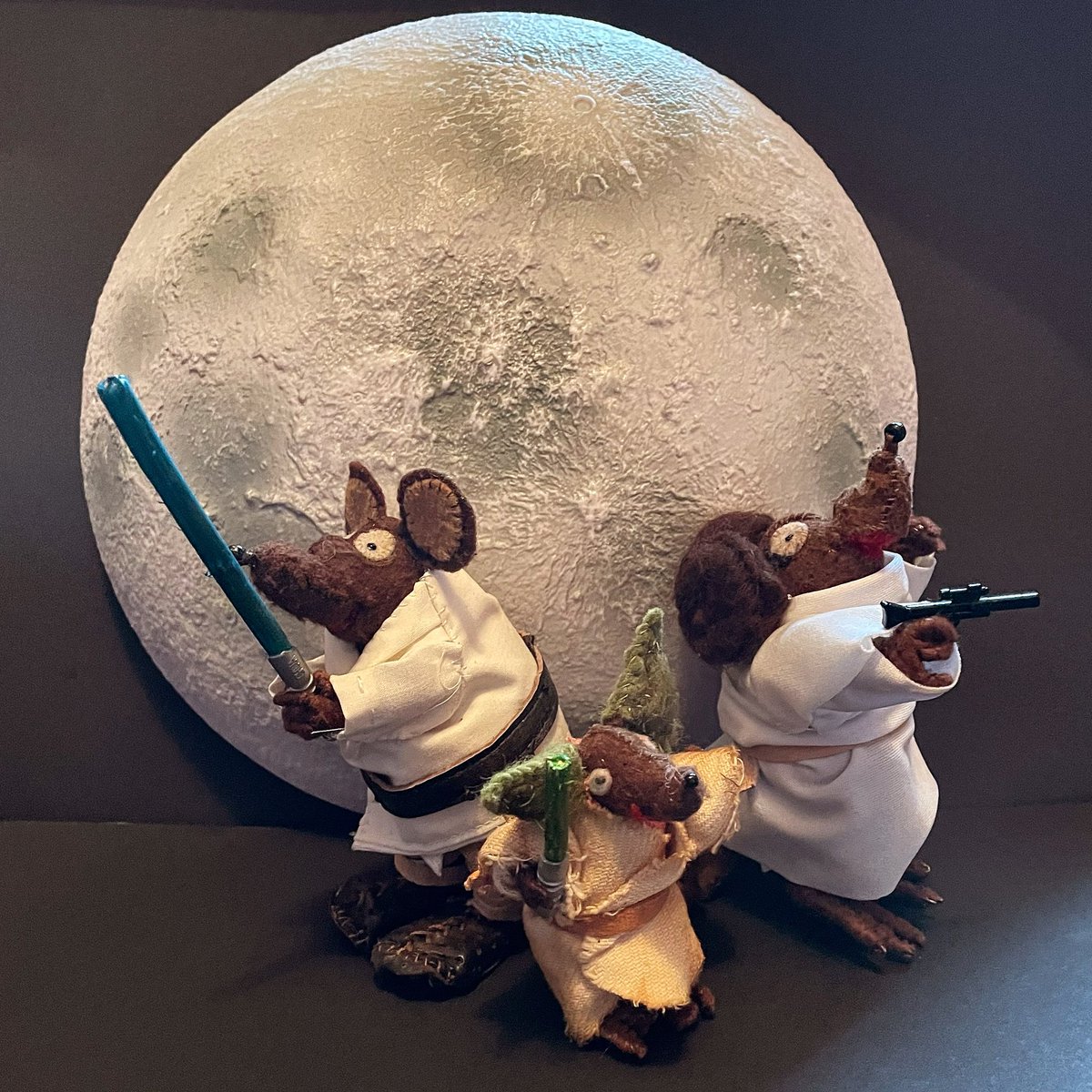 fabula murina (mouse story) CXLV Minimus, Minima et Silvius dies Bellorum Stellarum celebrant (Minimus, Minima and Silvius celebrate Star Wars day). vis tecum sit! (May the Force be with you!) #fabulamurina #MayThe4thBeWithYou #StarWarsDay