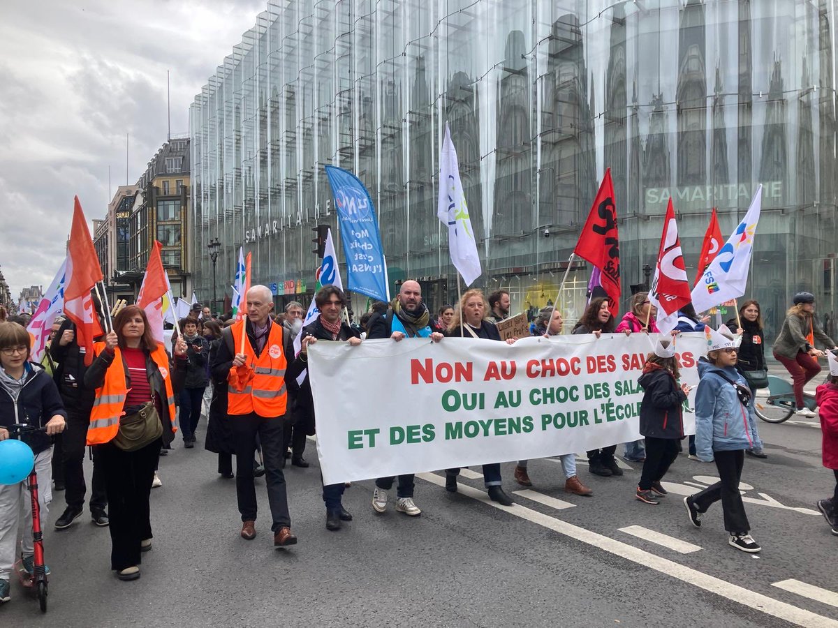 Manifestation parisienne : Le Sgen-CFDT Paris aux côtés des autres organisations syndicales et de la FCPE pour dire non au choc des savoirs et aux groupes de niveaux.