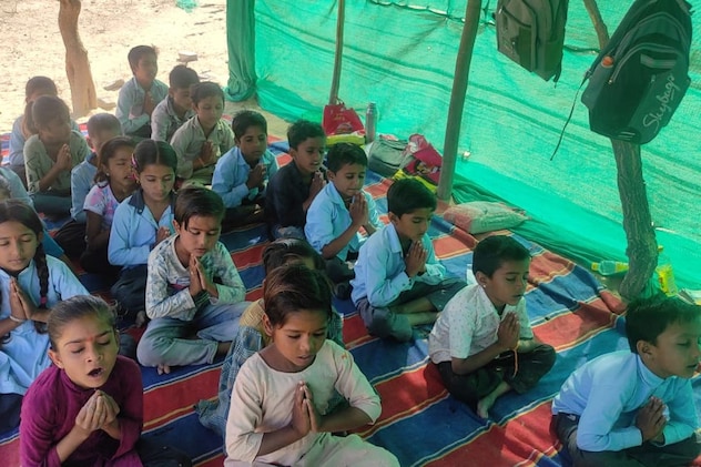 राजस्थान में स्कूल की बिल्डिंग बनाना भूल गई सरकार! झोपड़ी में पढ़ने को मजबूर सरकारी स्कूल के बच्चे rajasthan.ndtv.in/rajasthan-news…