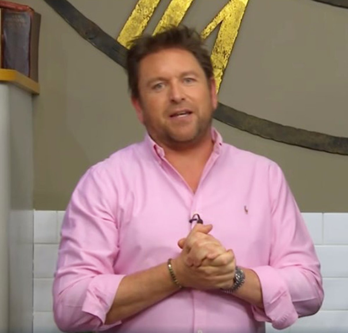 James Martin reveals behind-the-scenes show secret to coping with ‘severe’ health issue #SaturdayMorning #JamesMartin express.co.uk/showbiz/tv-rad…