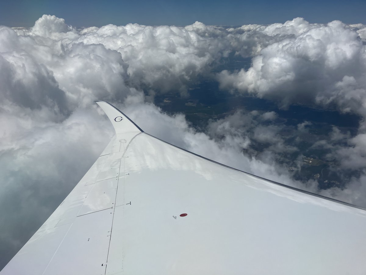 Above the clouds. Wingtip views.

#Aviation #BusinessAviation #Gulfstream #PhotoOfTheWeek