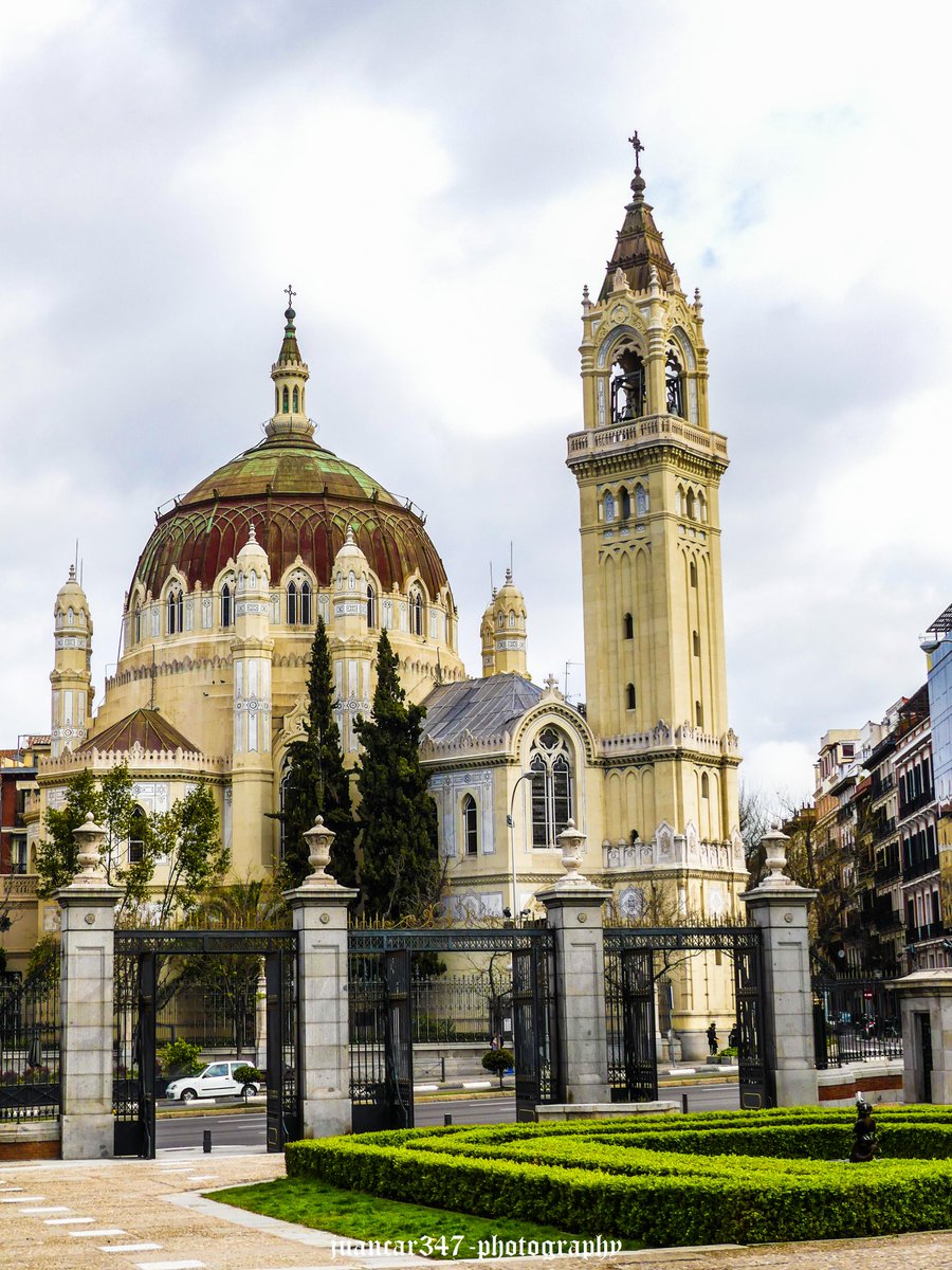 Uno de los más notables ejemplos de la arquitectura neobizantina de Madrid: la iglesia de San Manuel y San Benito.
#fotografia #viaje #arquitectura #arte #patrimoniocultural #neorrománico #madrid