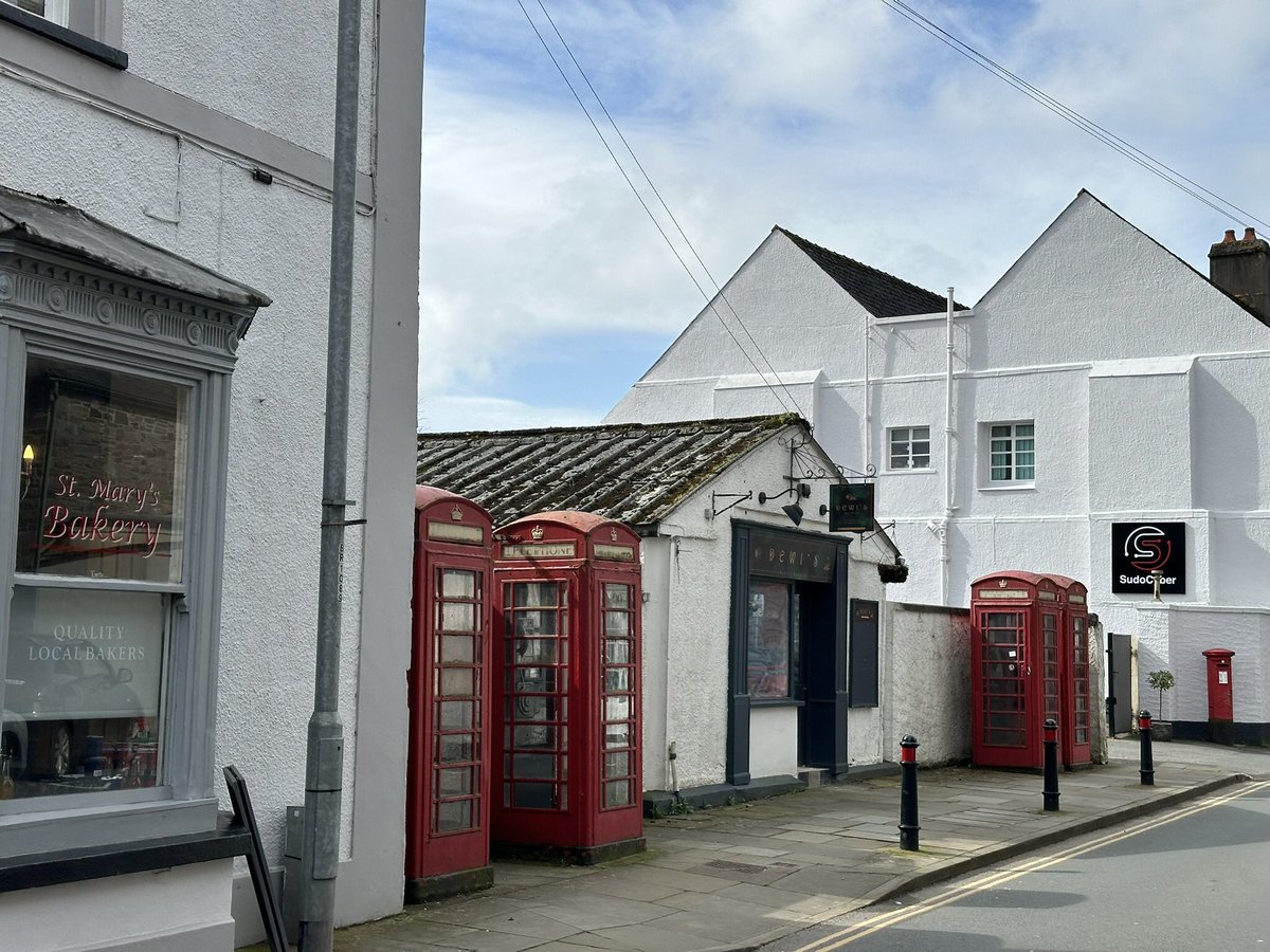 Outnumbered bizarrely by 4 telephone kiosks in Brecon!  #postboxsaturday