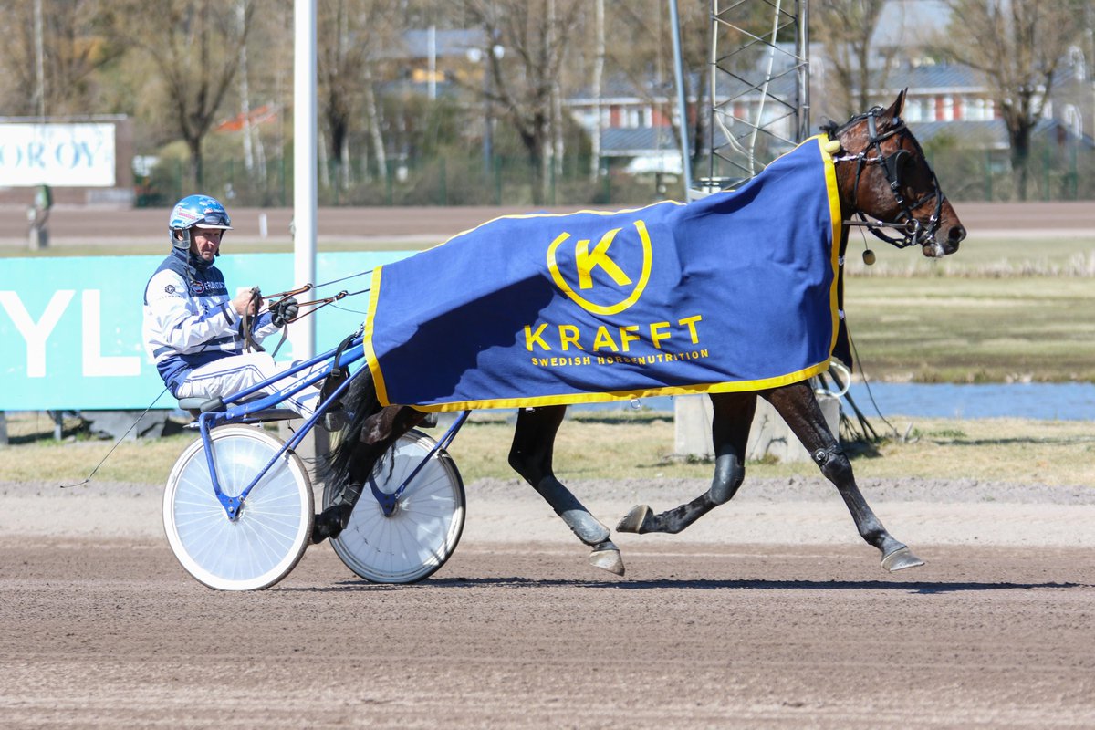 L4: Krafft lähdön voittoon kaarsi Dollar Combo, valmentaja Pekka Korpi ajoi. Star-Racing Oy & Wipunen varainhallinta Oy ovat omistajat ja kasvattajat ja oria hoitaa Jana Tsizevskaja . Voittoaika on 16,0, paljon onnea taustajoukoille #ravit 📷@roopephoto