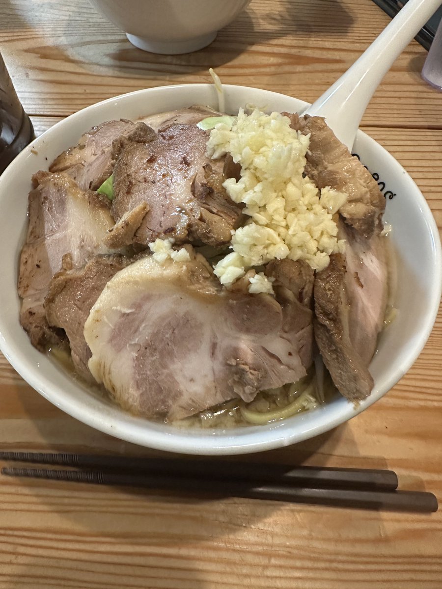 二郎系のラーメンと知らずに入ってイキッて特盛頼んだらやばいの出てきて泣いてる