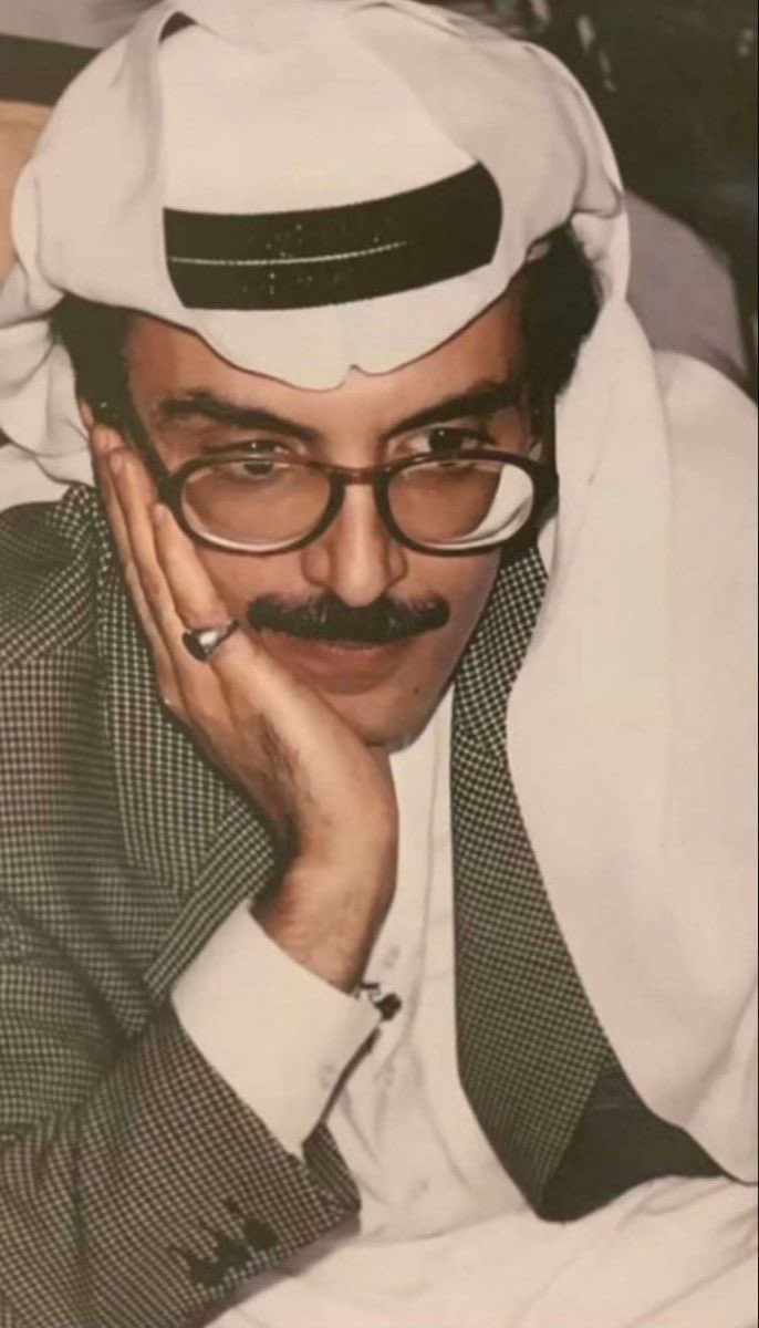 أضحكي لو يمتلي صدرك طعون 
وغمضي عيونك وداري غصتك
 
ماهي نهاية قصتك لو يرحلون 
هذي نهاية دورهم في قصتك !

الله يرحمك يا بدر الشعر
