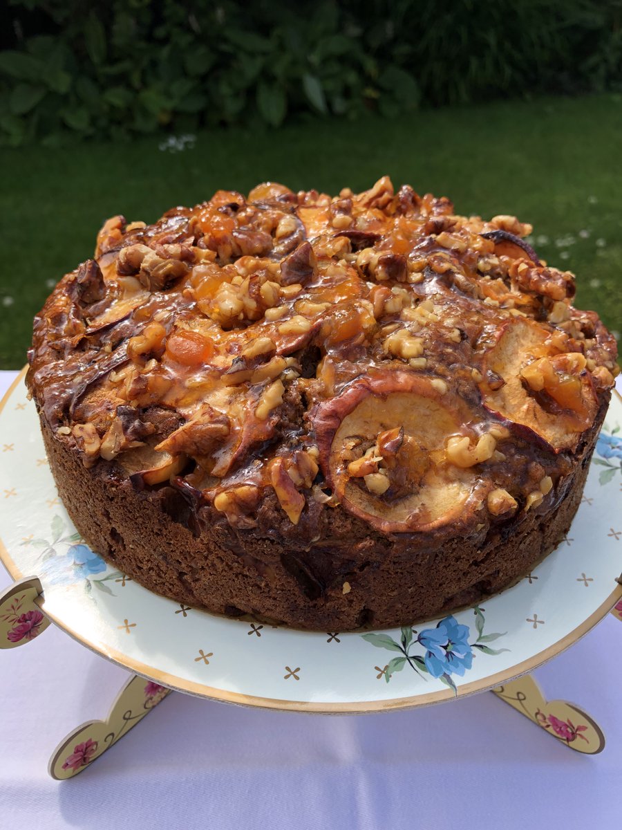 Recipe 4: No afternoon tea party can be complete without a wholesome cake. This yummy Apple, Date and Walnut cake by Emily Cleland looks impressive, tastes great & is packed with high-fibre, nutritious ingredients. Recipe at bit.ly/3hZ8VAw @NutritionSoc @AfN_UK_ #cake