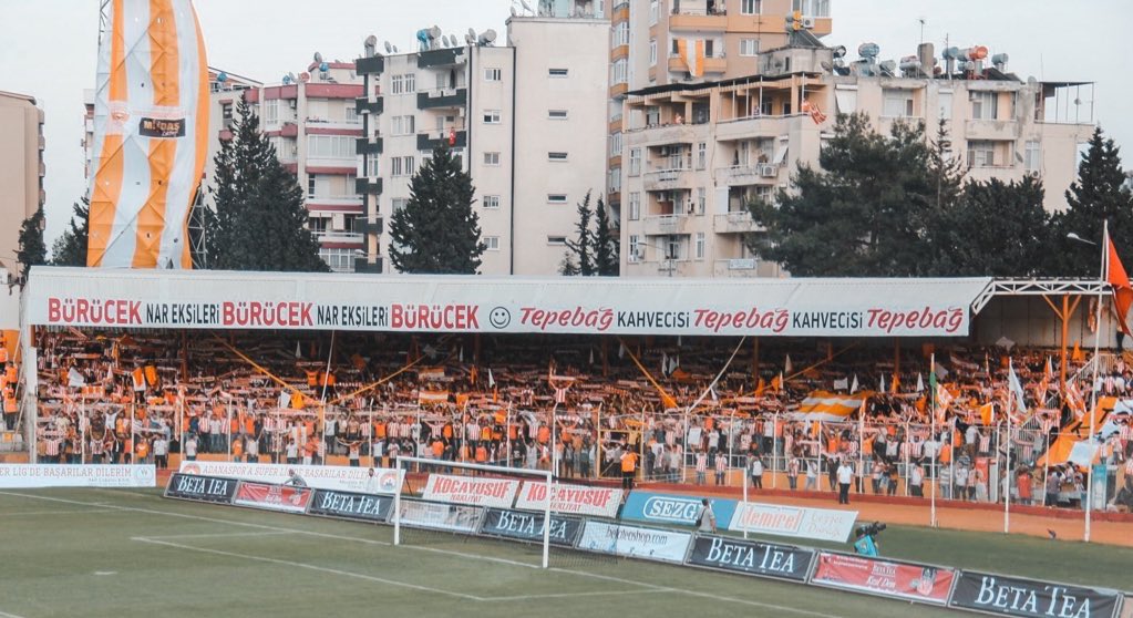 Turbeyler ve Adanaspor camiası ilk defa bu kadar kenetlenmiş iken bu kadar kişi bu davaya inanmışken şimdi bizim için sezonun maçı olan bir maça deplasman yasağı getirmenin mantığı yoktur.Sevdamıza yasak konamaz.Adanaspor bizim canımızdan ötedir.