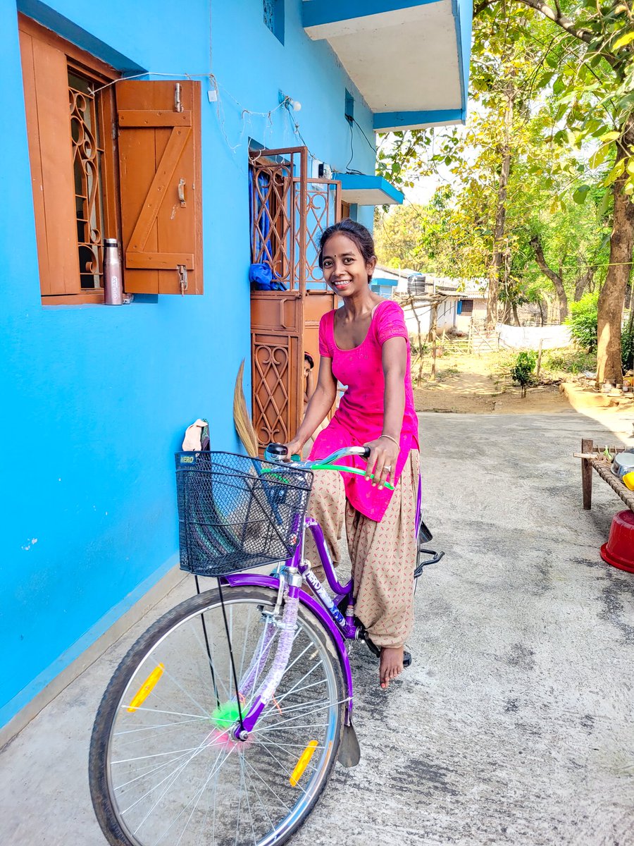 हम गांव की लड़कियों को साइकिल चलाना आना चाहिए 🥰 #cycling #cyclingphotos #cyclingphotography