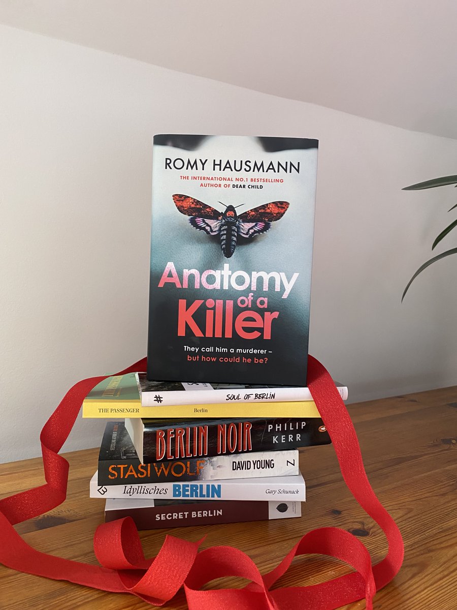 @bertsbooks #fromourbookshelves 

Anatomy of a Killer by Romy Hausmann
TR: @jamiebulloch 

Set in #berlin 

@QuercusBooks 

What are you guys reading?